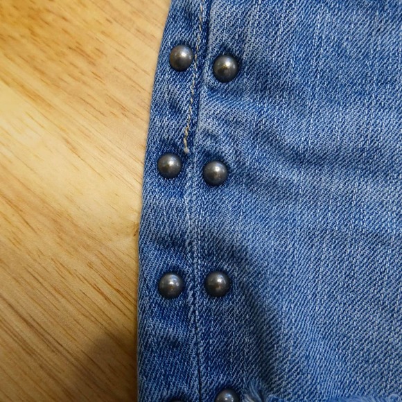Levis Womens Denim Shorts Size 30 Mid Rise Studded Raw Cut Off Hem Medium Wash - Picture 4 of 11